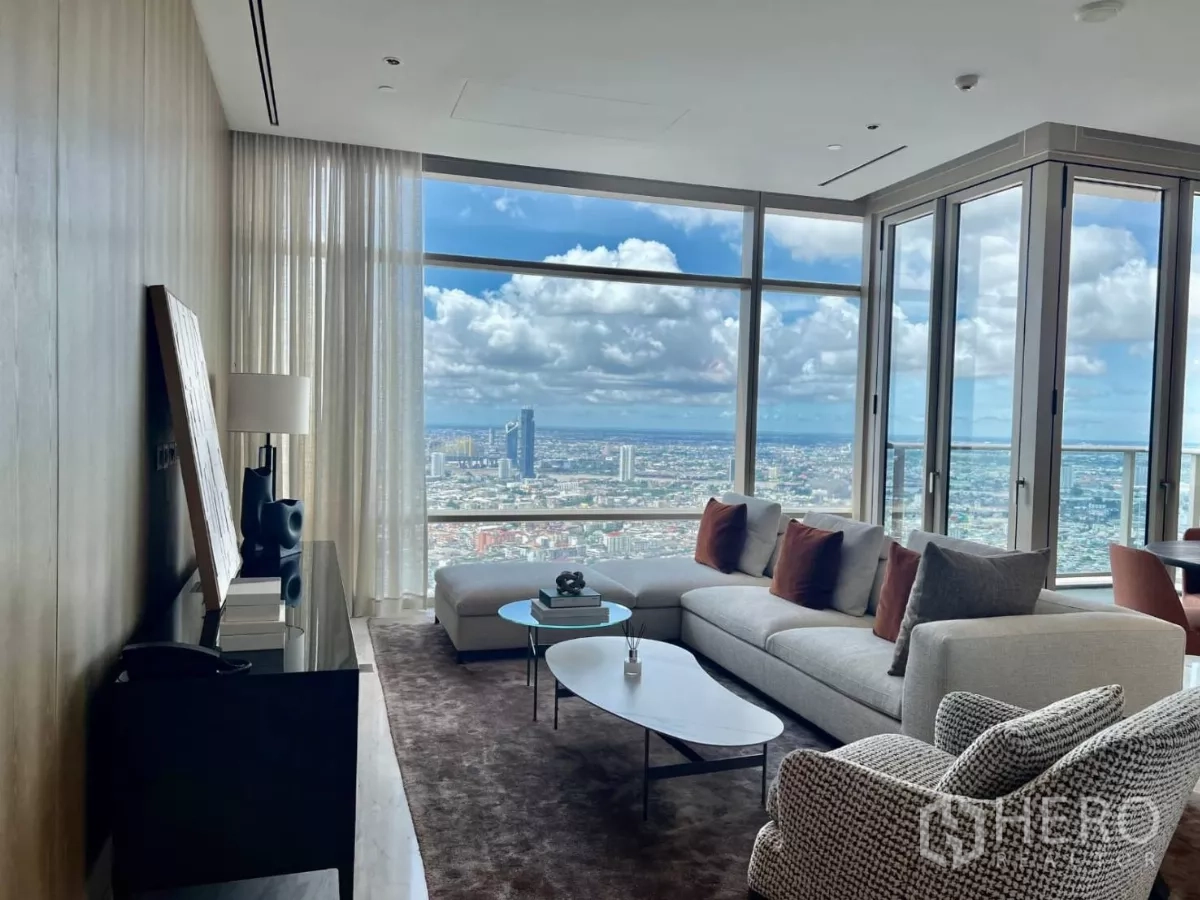 คอนโด ให้เช่าในSathon, Bangkok - ห้องนั่งเล่นมุมกระจก โซฟา L-Shape วิวเมืองกว้างในเวลากลางวัน