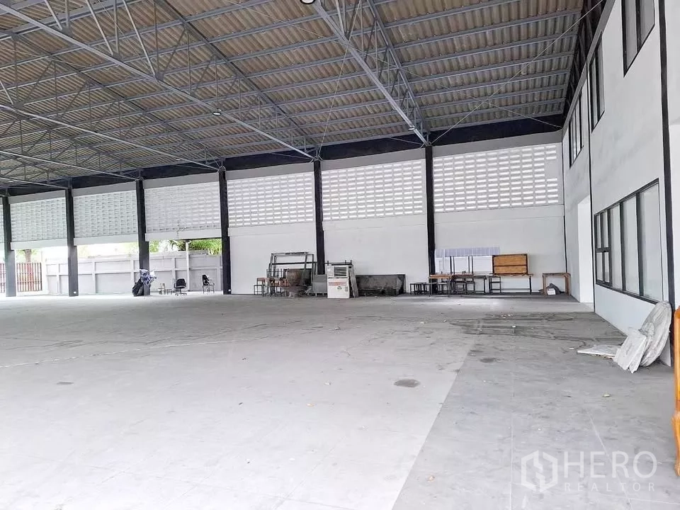 Warehouse for rent in Bang Kapi, Bangkok - Expansive column-free warehouse floor with ventilation block walls and ample natural light.
