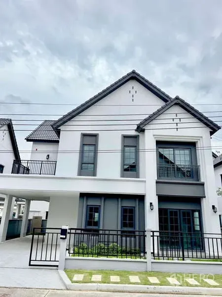 独立式住宅 出售在Bang Phli, Samut Prakan - 邦披里现代两层独栋别墅，尖顶屋顶与前院围栏