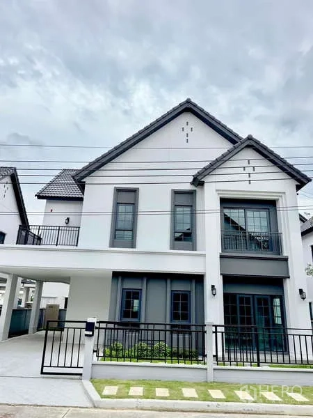 独立式住宅 出售在Bang Phli, Samut Prakan - 邦披里现代两层独栋别墅，尖顶屋顶与前院围栏