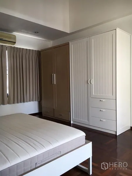 ทาวน์เฮาส์ ให้เช่าในWatthana, Bangkok - ห้องนอนพร้อมตู้เสื้อผ้า เครื่องปรับอากาศ และผ้าม่าน