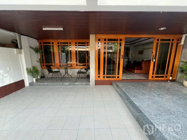 สำนักงานที่บ้าน ให้เช่าในWatthana, Bangkok - เฉลียงหน้าบ้านมีที่นั่งและขั้นบันไดสู่ประตูกระจกกรอบไม้