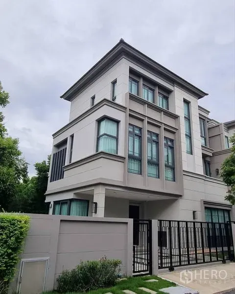Detached House for rent - Elegant modern facade of a three-storey detached home behind a black fence.
