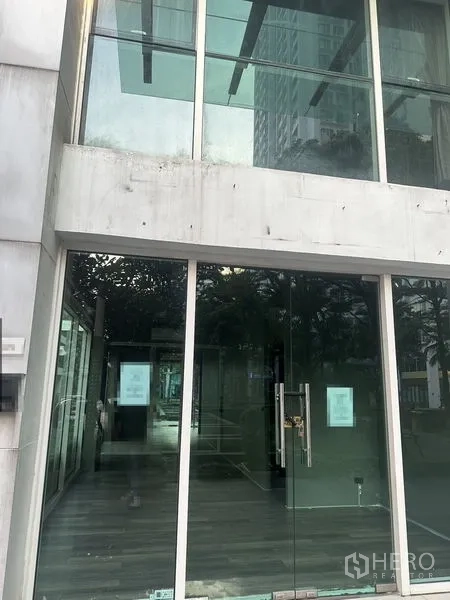 Retail Space for rent in Huai Khwang, Bangkok - Glass entrance to the retail space with tall windows and sliding doors.
