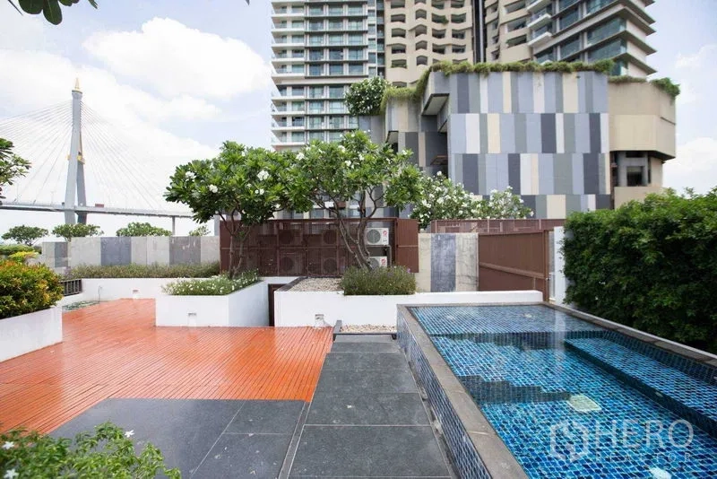 公寓 出租在Yan Nawa, Bangkok - 室外露台配水景、景观花园与高层外立面及桥景