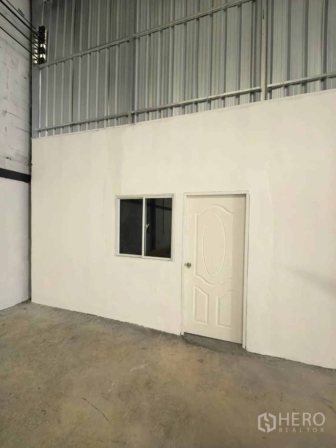 โกดัง for rent in Suan Luang, Bangkok - ห้องออฟฟิศภายในโกดังพร้อมประตูและหน้าต่างติดผนัง.