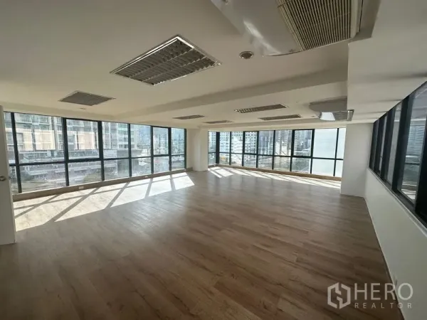 办公空间 出租在Sathon, Bangkok - 明亮转角办公区，带嵌入式空调与格栅灯，享城市全景视野。
