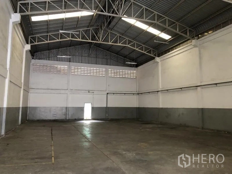 工厂 出租在Pathum Thani - 宽跨仓库大厅，带通风带与屋脊天窗。