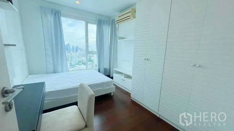 คอนโด ให้เช่าในWatthana, Bangkok - ห้องนอนรองพร้อมตู้เสื้อผ้าบิวท์อิน โต๊ะทำงาน และหน้าต่างวิวสกายไลน์