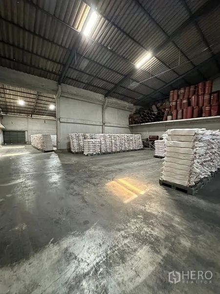 货栈 出租在Lat Krabang, Bangkok - 开放式储存大厅，混凝土地面与明亮日光灯照明。