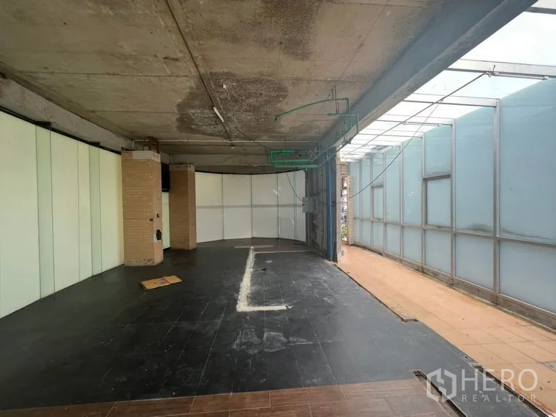 พื้นที่ขายปลีก ให้เช่าในWatthana, Bangkok - ภายในสภาพเปล่า เพดานคอนกรีต ปูพื้นสีเข้ม และผนังกระจกฝ้า