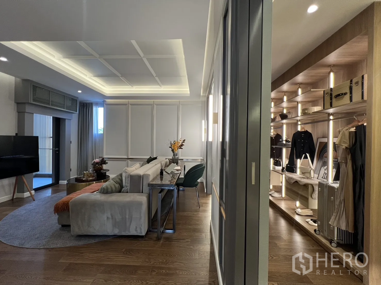 Detached House for sale in Lat Phrao, Bangkok - Spacious suite featuring lounge area and open display closet.