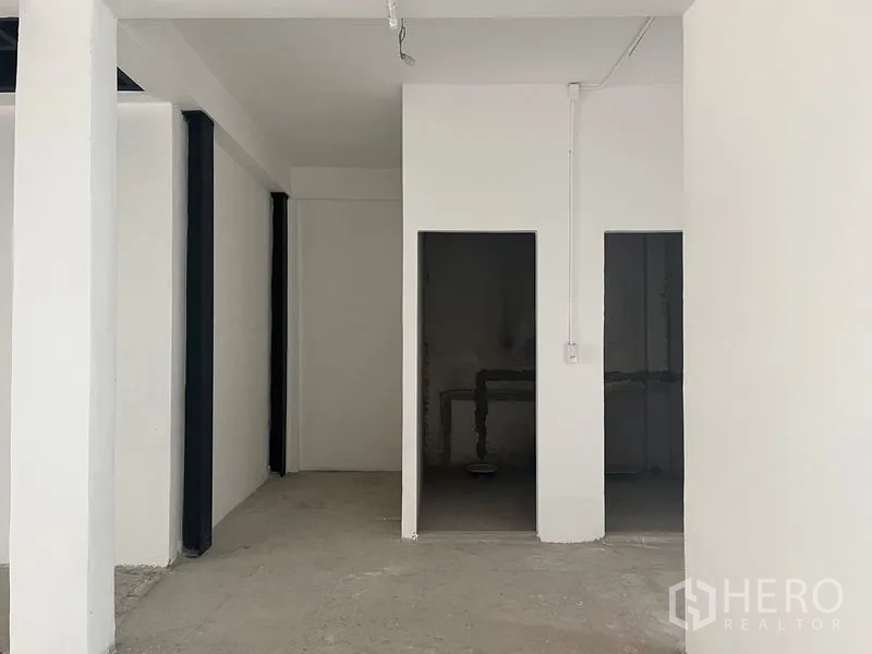 店屋 出租在Bang Rak, Bangkok - 两间未完工的机房或杂物间，管线可见