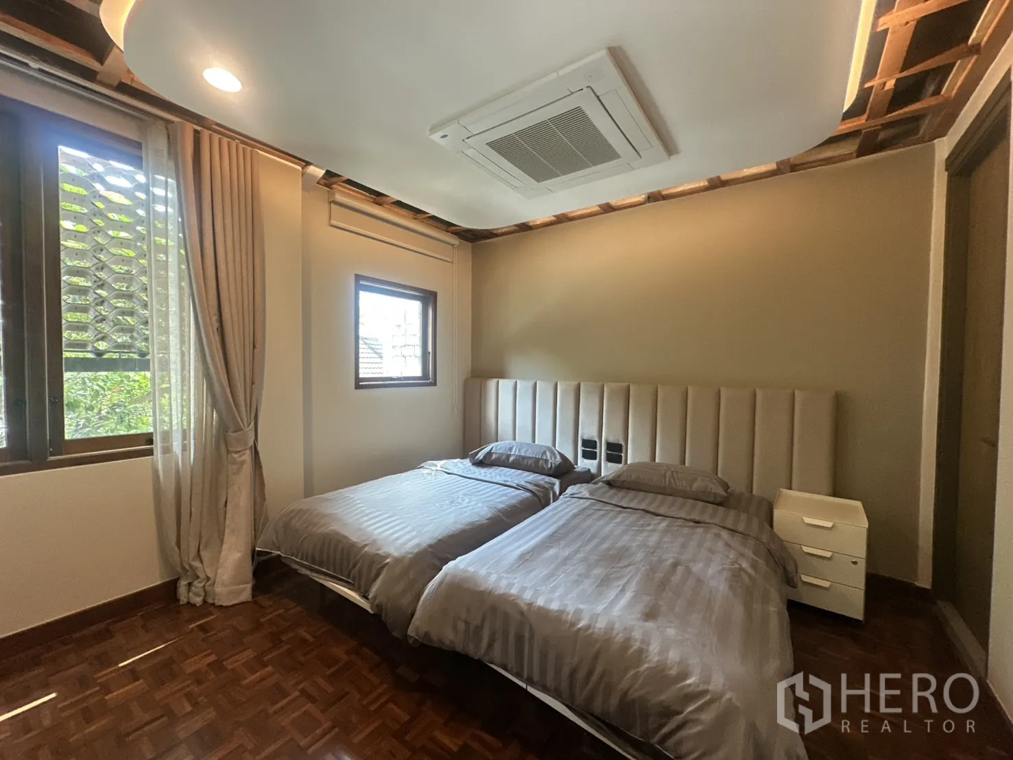พื้นที่ขายของ for rent in Watthana, Bangkok - ห้องนอนเตียงคู่พร้อมหน้าต่างสองด้านรับแสงธรรมชาติ.