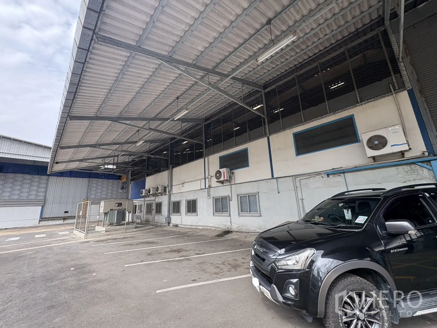 โรงงาน ให้เช่าในPhra Pradaeng, Samut Prakan - พื้นที่ขนถ่ายสินค้ามีหลังคาคลุม เครื่องปรับอากาศ และช่องจอดรถ