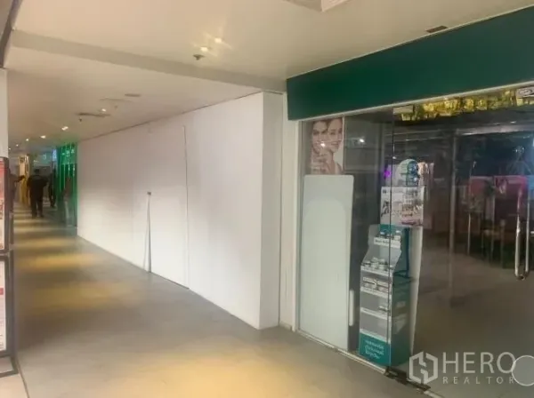零售空间 出租 - 商铺位置邻近玻璃门店，位于有顶购物通道