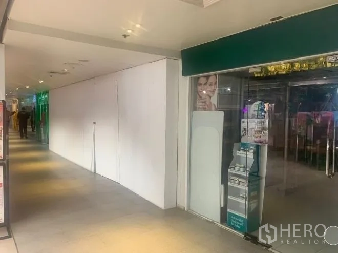 零售空间 出租 - 商铺位置邻近玻璃门店，位于有顶购物通道