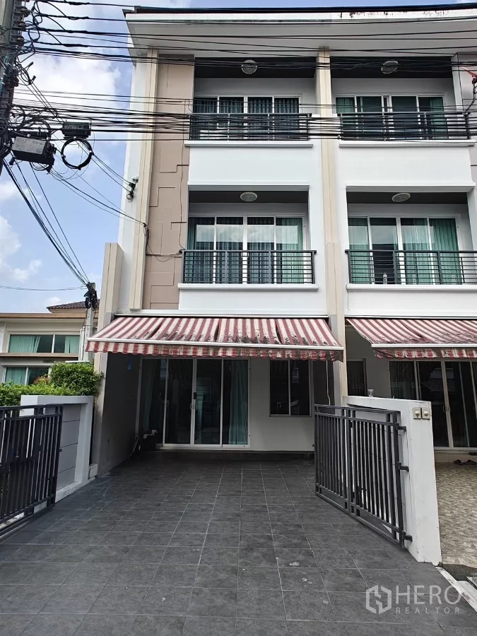 ทาวน์เฮาส์ ให้เช่าหรือขายในLat Phrao, Bangkok - ทาวน์เฮ้าส์ 3 ชั้นสไตล์โมเดิร์น พร้อมโรงจอดรถและกันสาดลายทาง ในย่านลาดพร้าว