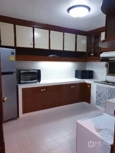 公寓 出租或出售在Watthana, Bangkok - 独立厨房，上下橱柜、冰箱与台面电器。