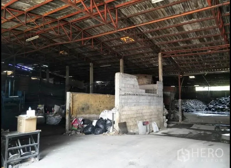 货栈 出售在Lat Krabang, Bangkok - 库内砖墙分区、钢柱与照明设施。