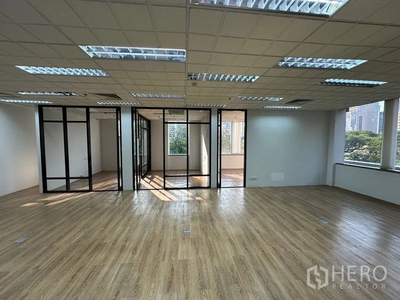 สำนักงาน ให้เช่า - สำนักงานแผนผังโล่ง พื้นลามิเนต เพดานฝ้าทีบาร์ พร้อมห้องประชุมผนังกระจก มองเห็นพื้นที่สีเขียว.