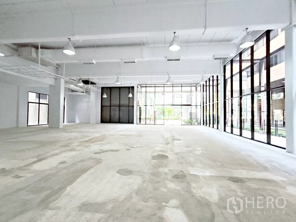 สำนักงาน ให้เช่าในWatthana, Bangkok - พื้นที่สำนักงานแบบเปลือกอาคารกว้าง เพดานสูง โคมไฟแขวน และกระจกเต็มผนัง
