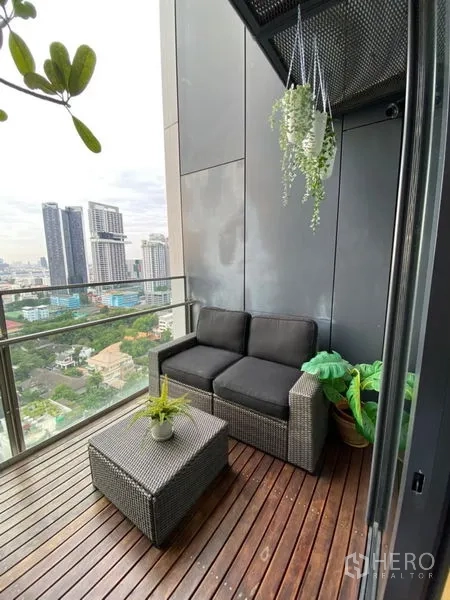 公寓 出租在Sathon, Bangkok - 私家阳台设藤编沙发、木地板，可观城市天际线，近BTS Chong Nonsi