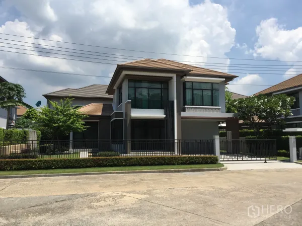 Detached House for rent or sale in Prawet, Bangkok - Modern two-storey detached house with large windows, front lawn and driveway in Prawet, Bangkok.