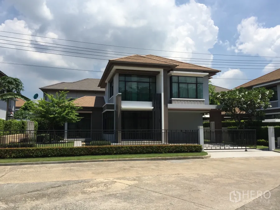 Detached House for rent or sale in Prawet, Bangkok - Modern two-storey detached house with large windows, front lawn and driveway in Prawet, Bangkok.