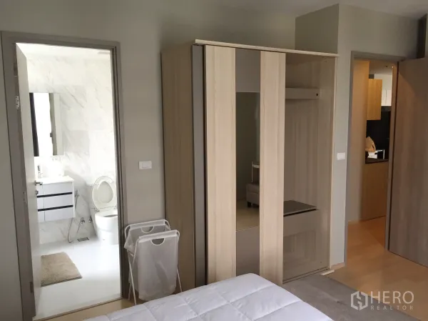 公寓 出租在Watthana, Bangkok - 卧室配衣柜，连通大理石纹卫浴。