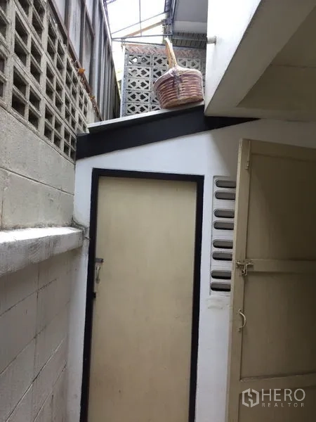 联排别墅 出租在Khlong Toei, Bangkok - 狭长的后侧通道，带外部储物门