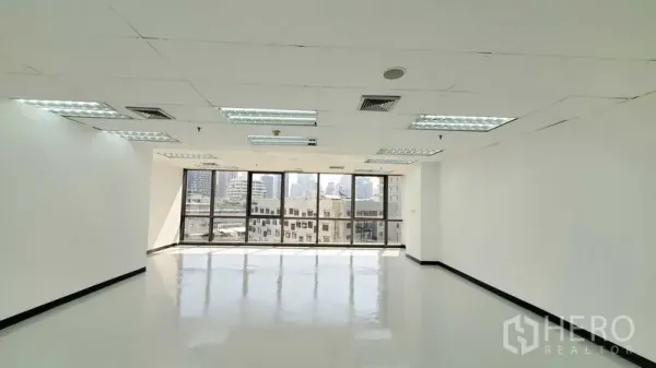 สำนักงาน ให้เช่าในWatthana, Bangkok - ออฟฟิศแบบโอเพนแปลนสว่าง พร้อมหน้าต่างบานใหญ่ วิวเมือง พื้นเงา และไฟเพดานแขวนในเขตวัฒนา กรุงเทพฯ