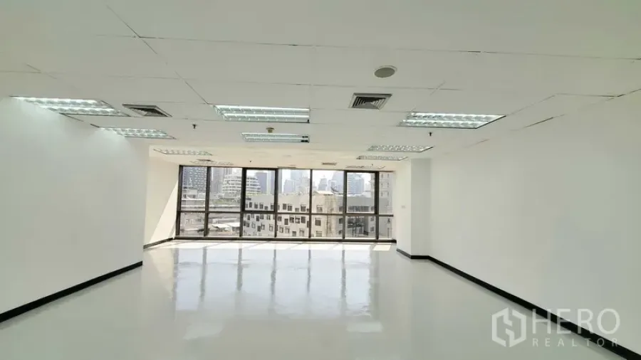 办公空间 出租在Watthana, Bangkok - 明亮的开放式办公室，大窗户采光与城市景观，亮面地坪与吊顶灯光，位于曼谷瓦他那区。