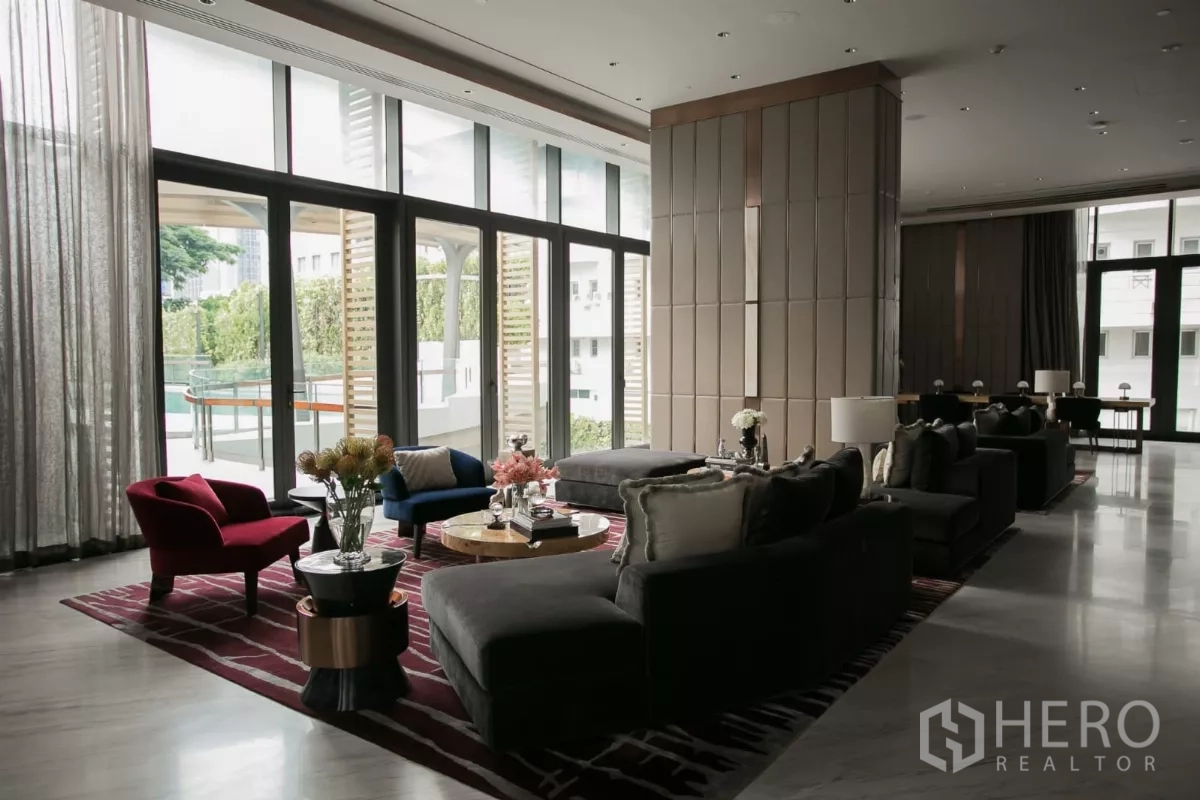 คอนโด ให้เช่าในWatthana, Bangkok - เลานจ์ผู้อยู่อาศัยวิวสระ เก้าอี้สีสันสด และโต๊ะกาแฟ