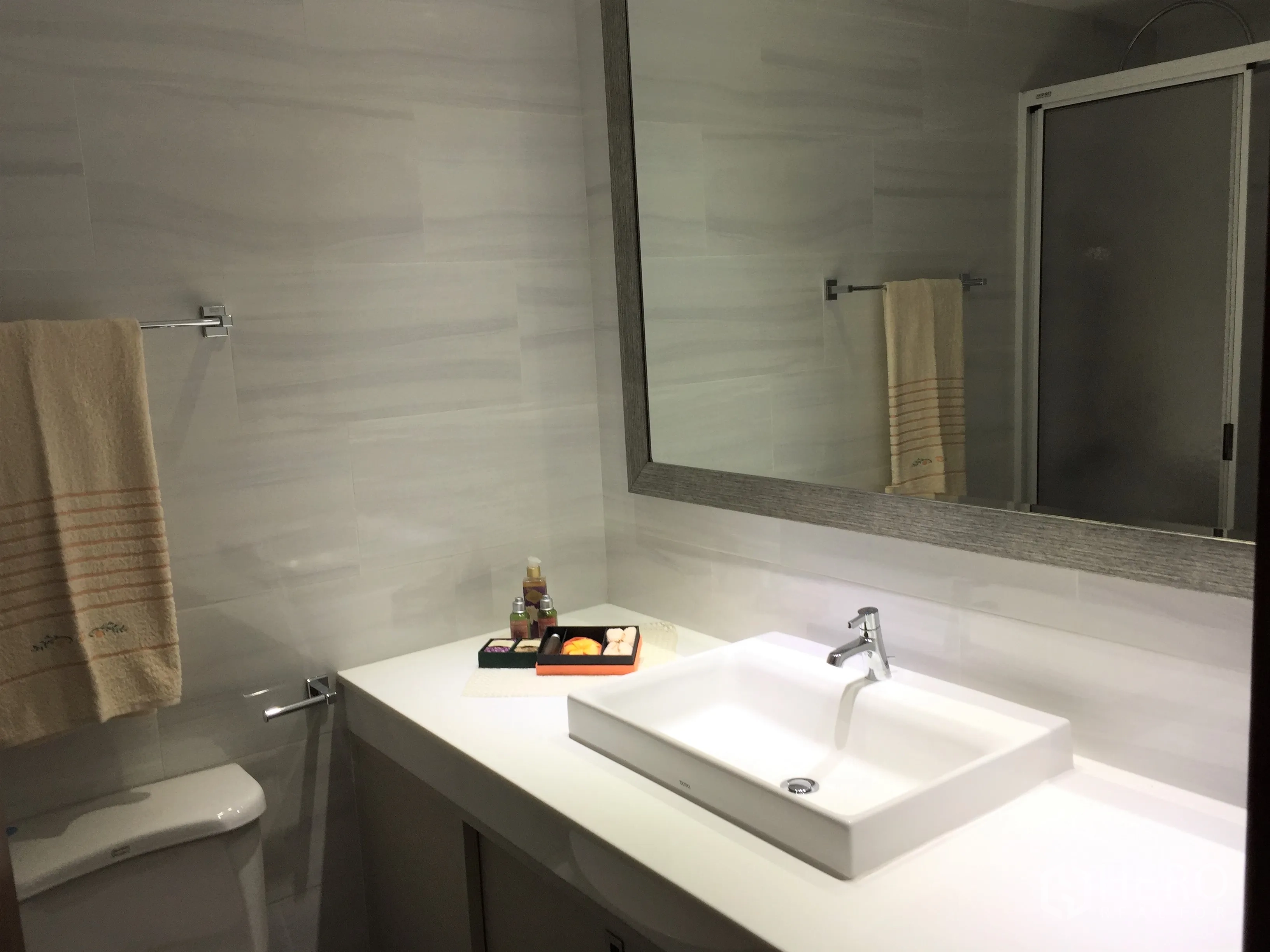 คอนโด ให้เช่าในWatthana, Bangkok - ห้องน้ำร่วมสมัย ซิงก์ท็อปกว้าง กระจกบานใหญ่ และตู้ฝักบัวกระจก