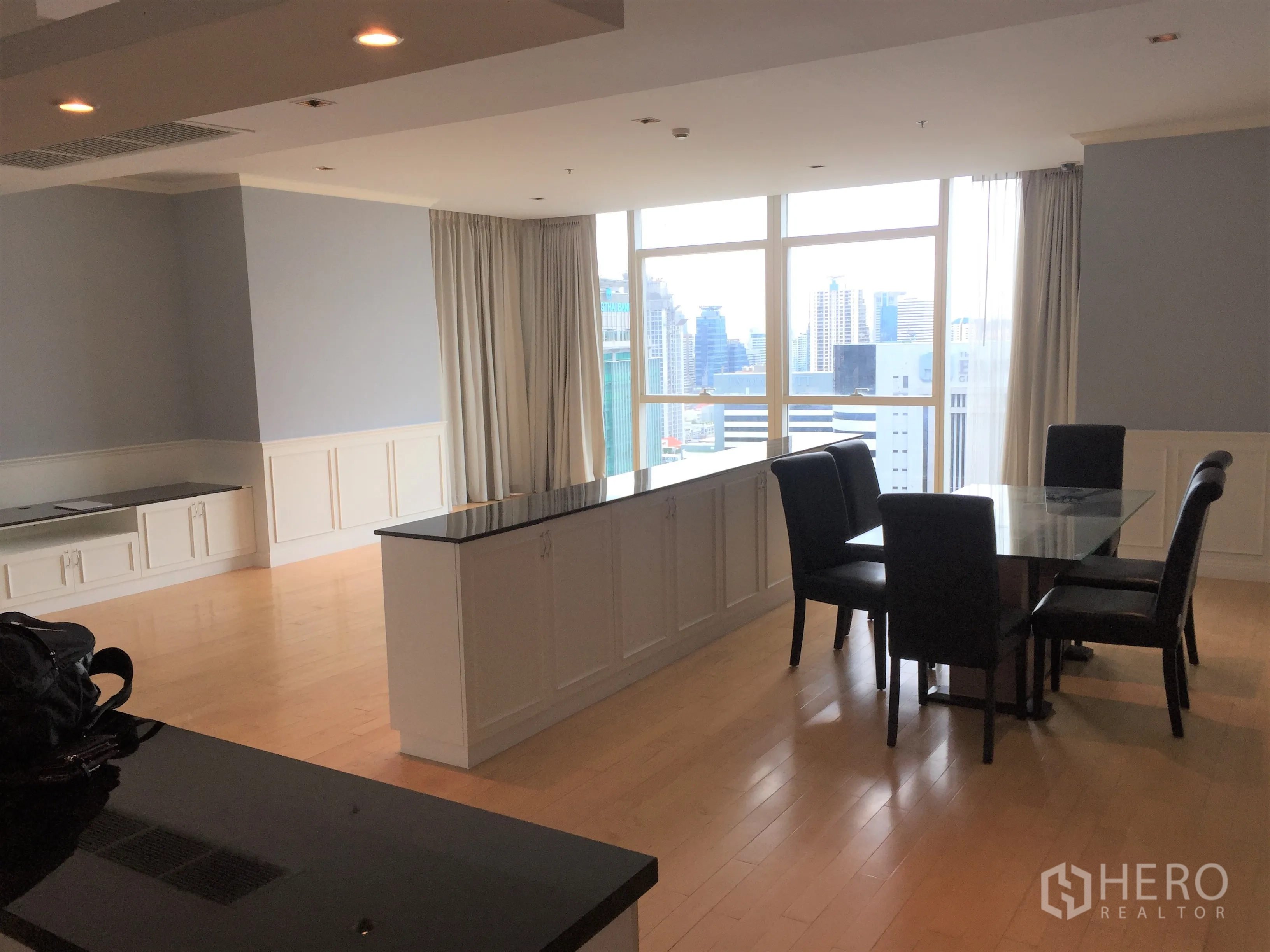 คอนโด ให้เช่าในPathum Wan, Bangkok - ห้องนั่งเล่น–รับประทานอาหารกว้าง วิวเมือง และไฟดาวน์ไลท์