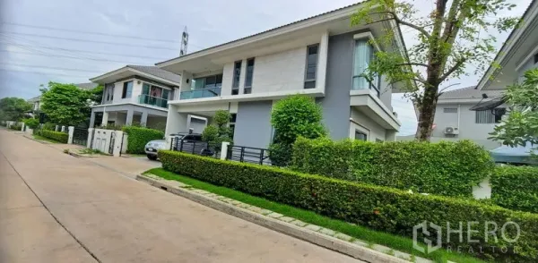 Detached House for rent in Lat Krabang, Bangkok - Modern two-storey detached house with landscaped hedges on a quiet Lat Krabang street