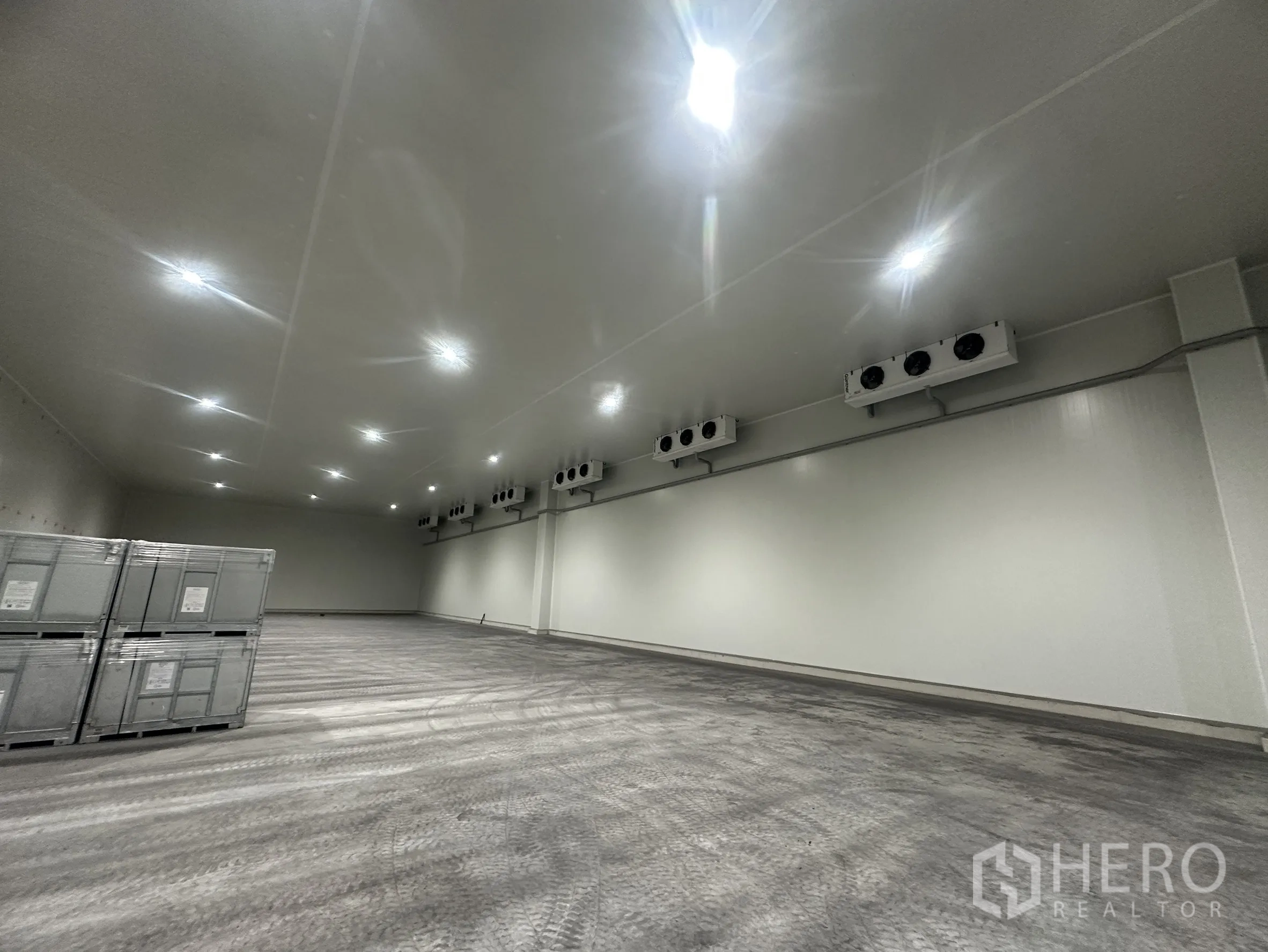 Warehouse for rent in Bang Pa-in, Phra Nakhon Si Ayutthaya - Chilled storage room with ceiling-mounted cooling units and bright lighting.