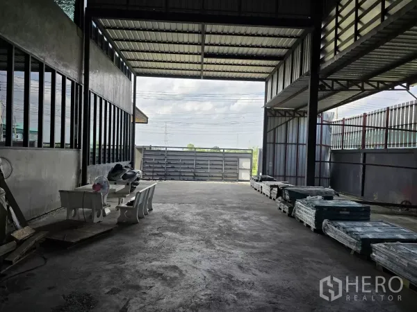 货栈 出售在Lat Lum Kaeo, Pathum Thani - 带顶装卸区，宽幅推拉门，卡车可直接进出装卸。