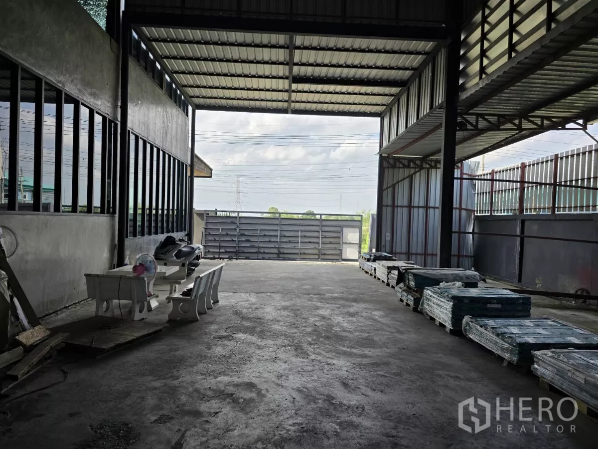 货栈 出售在Lat Lum Kaeo, Pathum Thani - 带顶装卸区，宽幅推拉门，卡车可直接进出装卸。