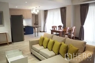 คอนโด ให้เช่าในPathum Wan, Bangkok - ห้องนั่งเล่นมองไปยังครัวและโต๊ะทานอาหาร พื้นไม้โทนอบอุ่น