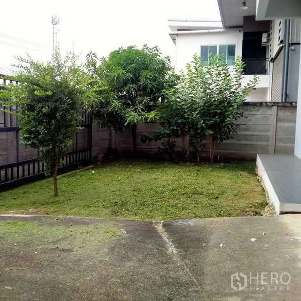 Factory for rent or sale in Ban Phaeo, Samut Sakhon - Gated garden and parking apron at the front corner of the mini factory