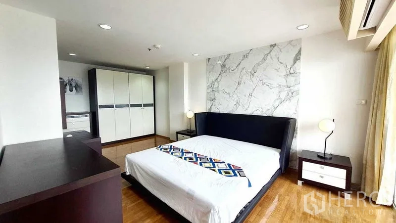 公寓 出售在Bang Kho Laem, Bangkok - 主卧配大床、大理石纹背景墙与宽敞衣柜。