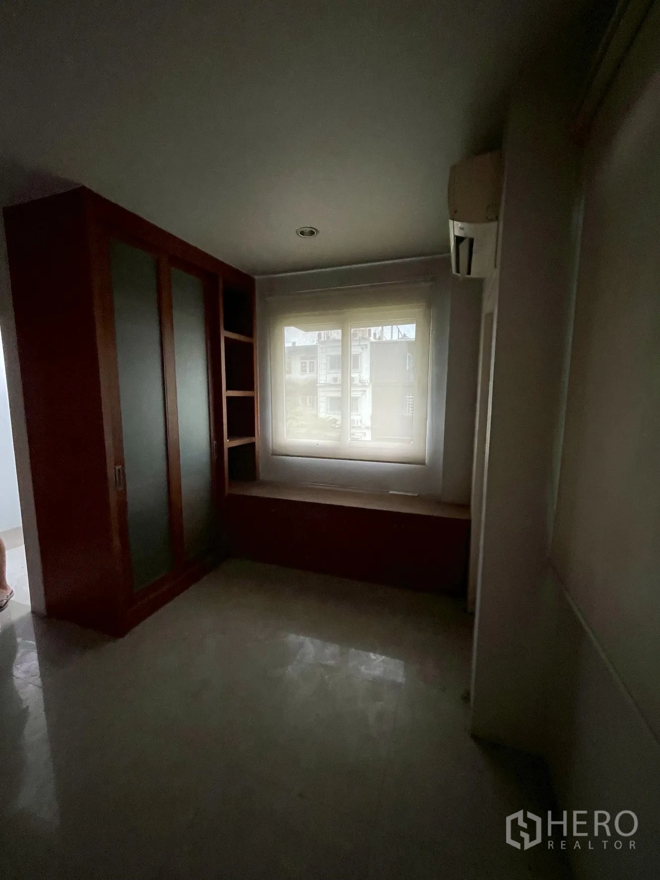 带办公室的家 出租在Wang Thonglang, Bangkok - 紧凑房间，衣柜、窗边座与磨砂柜门