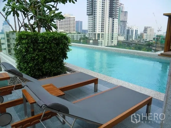คอนโด ให้เช่าในWatthana, Bangkok - สระว่ายน้ำอินฟินิตี้บนดาดฟ้า พร้อมเตียงอาบแดดและวิวสกายไลน์สุขุมวิท