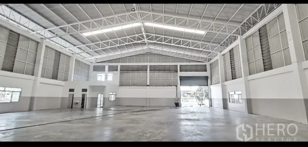 工厂 出租在Mueang Samut Prakan, Samut Prakan - 工厂大厅，钢结构高挑屋顶与天窗，设大型卷闸门出入口。