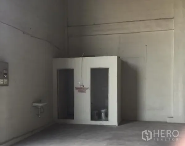 货栈 出租在Khlong Luang, Pathum Thani - 仓库角落的两间卫生间与洗手池