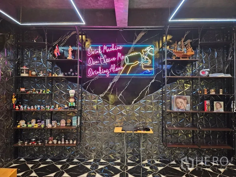 独立式住宅 出售在Thawi Watthana, Bangkok - 兴趣吧房，霓虹灯招牌与几何纹理墙面。