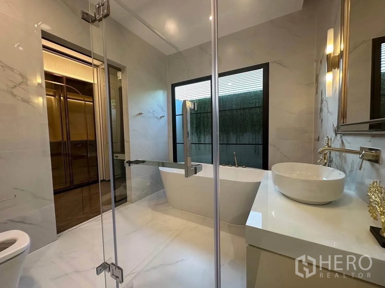 Detached House for rent in Saphan Sung, Bangkok - Luxury bathroom with freestanding bathtub, glass shower, and modern vanity.