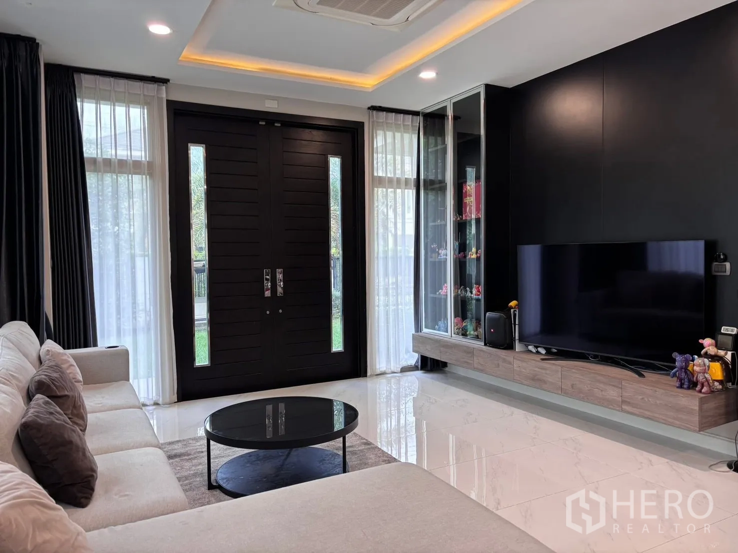 บ้านเดี่ยว for rent in Bang Phli, Samut Prakan - มุมห้องนั่งเล่นพร้อมโซฟาเข้ามุมและหน้าต่างสูงเต็มผนัง